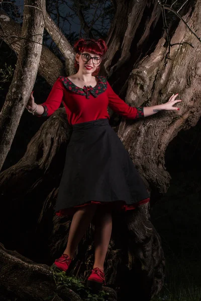 Pinup menina na natureza — Fotografia de Stock