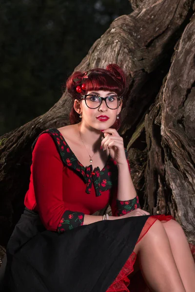 Pinup menina na natureza — Fotografia de Stock