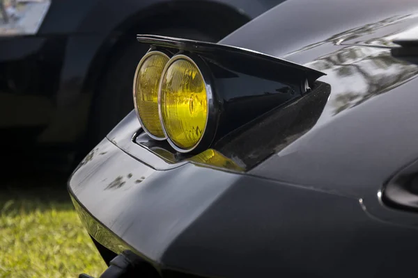 Faros amarillos clásicos del coche —  Fotos de Stock