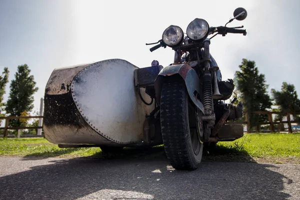 Motocicleta com sidecar no jardim — Fotografia de Stock