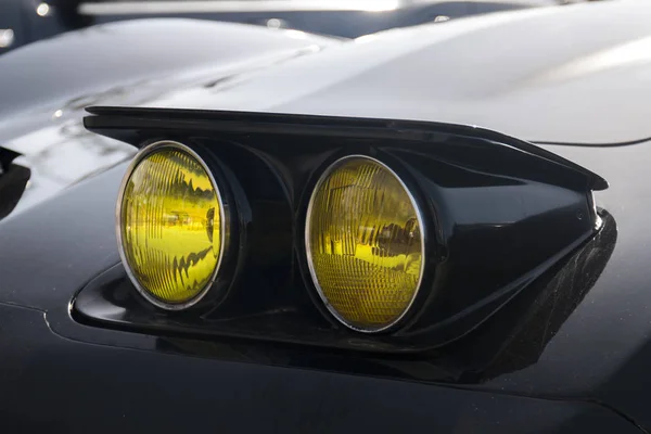 Faros amarillos clásicos del coche —  Fotos de Stock