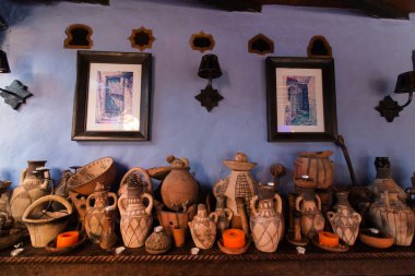 : Chefchaouen, Morocco - Eyl 10, 2016: İç görüntülemek bir otele ben