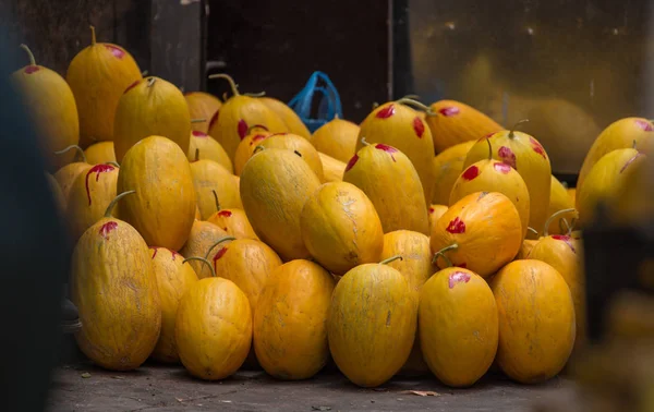 Žluté melouny na trhu — Stock fotografie