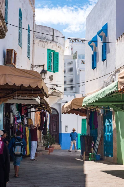 Asilah, Maroko - 10 červen 2016: Typická ulice staré Medin — Stock fotografie