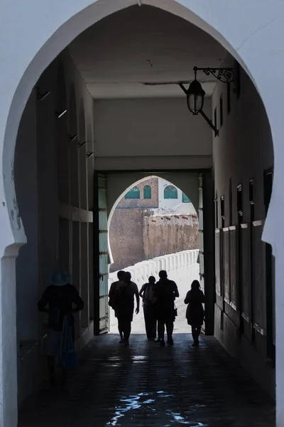 Silhuetas em um túnel — Fotografia de Stock