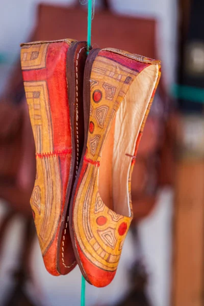 Färgglada marockanska skor — Stockfoto