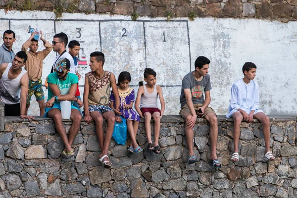 Σεφσάουεν, Μαρόκο - Sep 10, 2016: Διάφοροι νεαροί κάθεται — Φωτογραφία Αρχείου