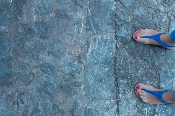 Fötter med sandaler — Stockfoto