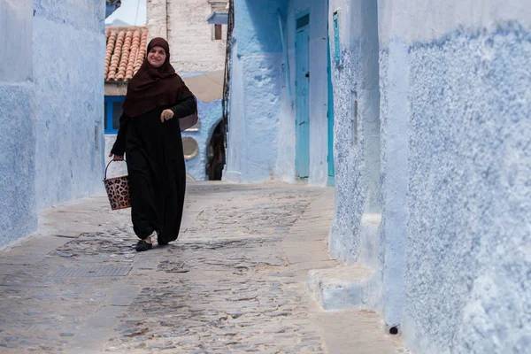 : Chefchaouen, Morocco - 11 Eylül 2016: Tipik Fas kadında 
