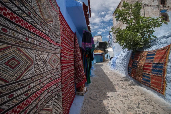 Tapetes e tapizones em Chefchaouen — Fotografia de Stock
