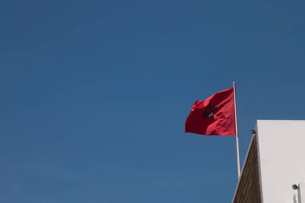 Marockanska flaggan över en blå himmel — Stockfoto