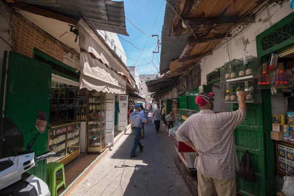 12 JUIN 2016 TANGIER-MAROC : Les petites boutiques typiques de la stree — Photo