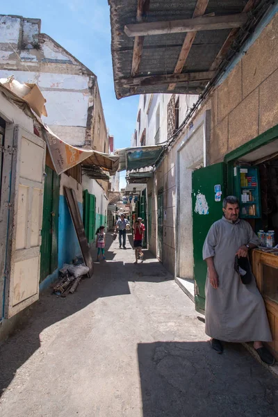 12 GIUGNO 2016 TANGIER-MAROCCO: Piccoli negozi tipici dello stadio — Foto Stock