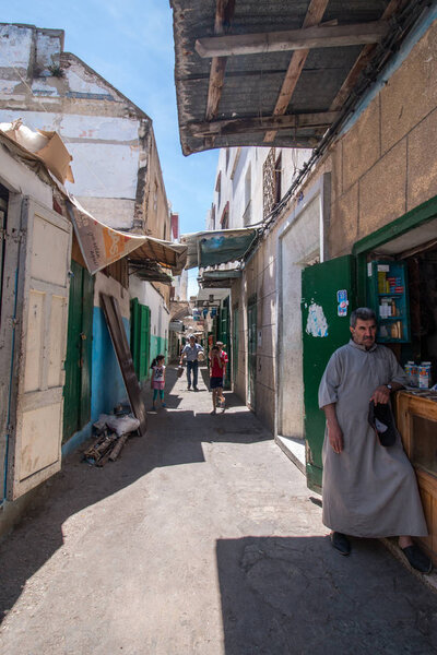 ИЮНЬ 12, 2016 TANGIER-MOROCCO: Typical small shops of the stree
