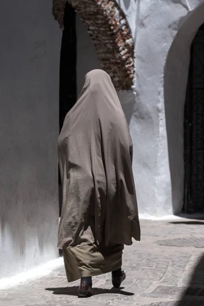身穿罩袍的女人 — 图库照片