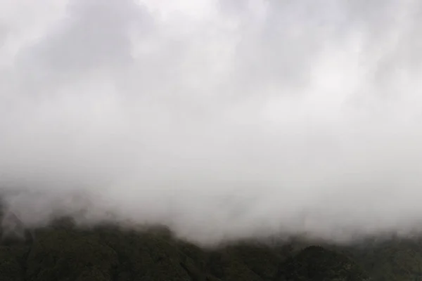 Condensação matinal nas montanhas — Fotografia de Stock