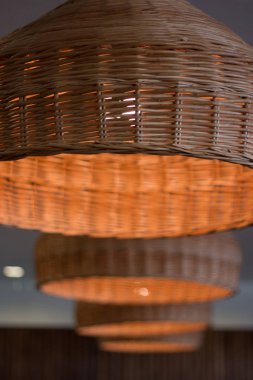 bir restoranda hasır lambalar