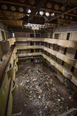 Terk edilmiş bir otel Azores içinde