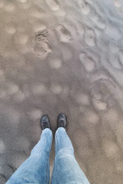 Stående på stranden — Stockfoto