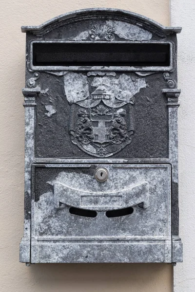 Old decaying mailbox — Stock Photo, Image