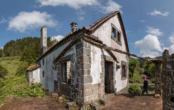 Maison abandonnée sur colline — Photo