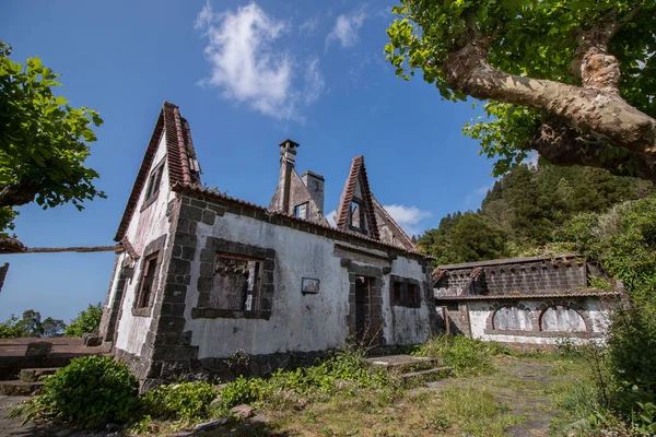 Opuszczony dom na wzgórzu — Zdjęcie stockowe