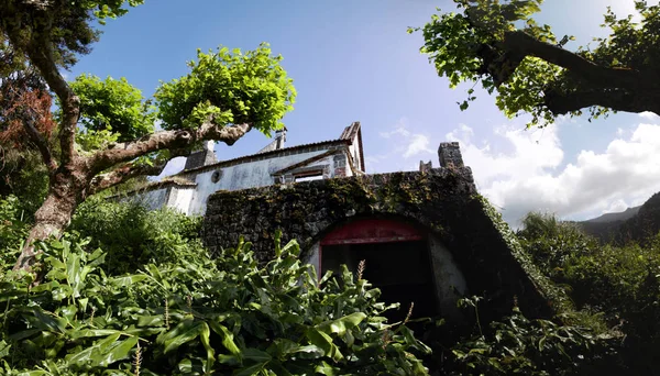 Maison abandonnée sur colline — Photo