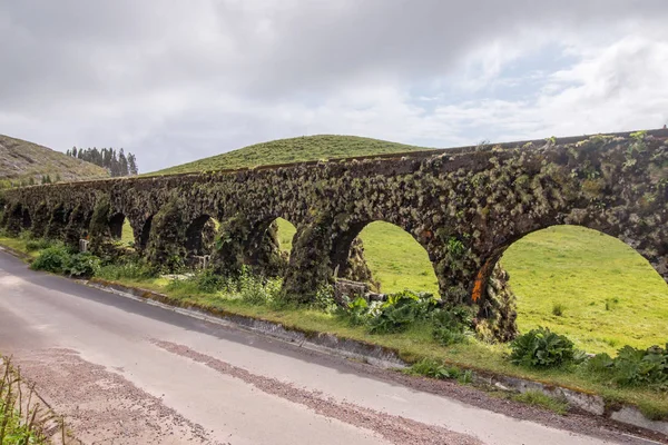 Old aqueduct in the countryside — Stock Photo, Image