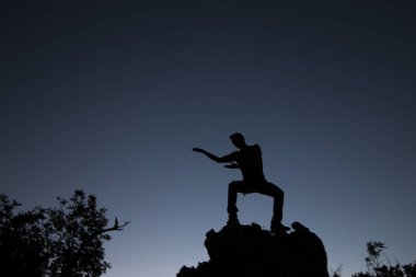 üst tepe adam silueti