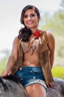 Güzel kız ve at doğada