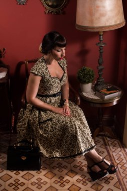 Sevimli pinup kız elbise