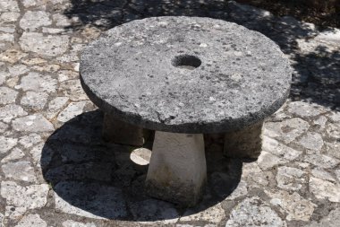 Yuvarlak taş Masası