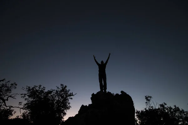 Tetején a hill man sziluett — Stock Fotó