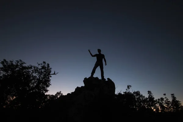 Tetején a hill man sziluett — Stock Fotó