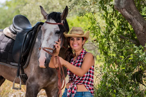 Bella ragazza e cavallo in natura — Foto Stock