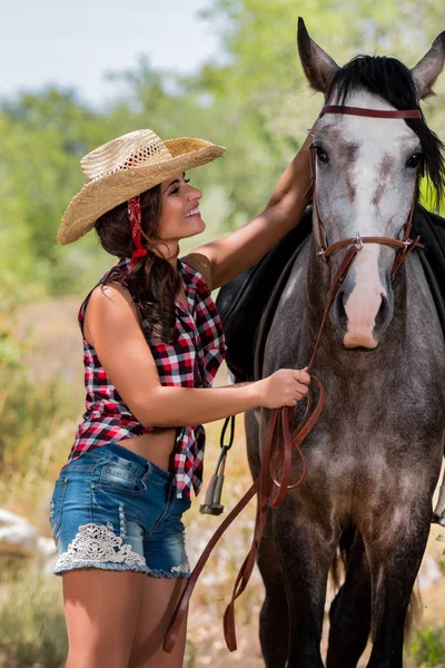Piękna dziewczyna i koń w przyrodzie — Zdjęcie stockowe