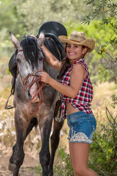 Beautiful girl and horse in nature — Stock Photo, Image