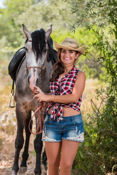 Bella ragazza e cavallo in natura — Foto Stock