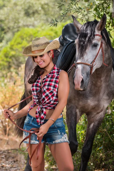 Belle fille et cheval dans la nature — Photo