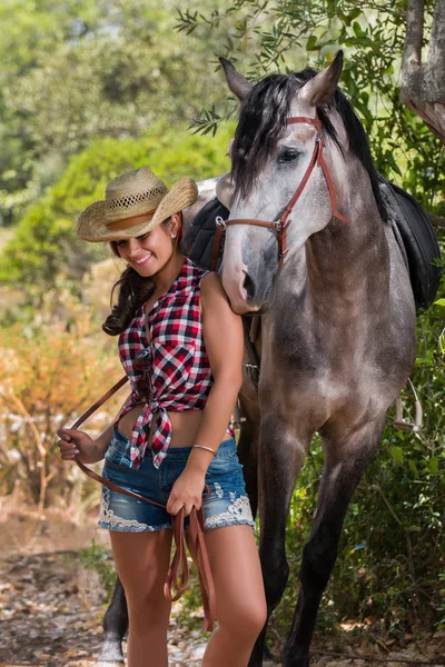 Bella ragazza e cavallo in natura — Foto Stock