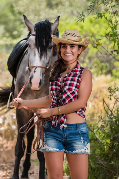 Bella ragazza e cavallo in natura — Foto Stock