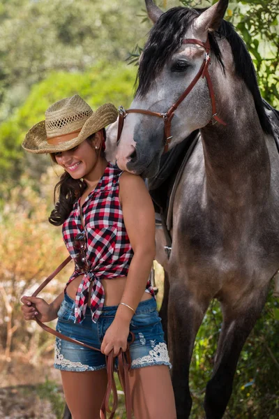 Bella ragazza e cavallo in natura — Foto Stock
