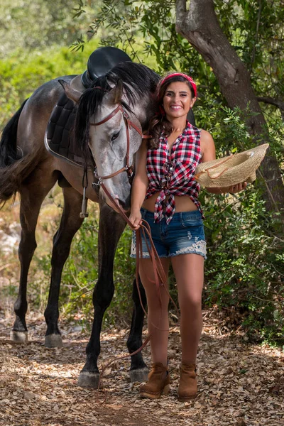 Beautiful girl and horse in nature — Stock Photo, Image