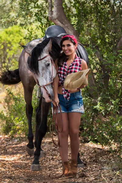 Bella ragazza e cavallo in natura — Foto Stock