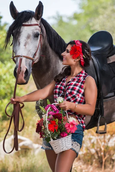 Όμορφο κορίτσι και το άλογο στη φύση — Φωτογραφία Αρχείου