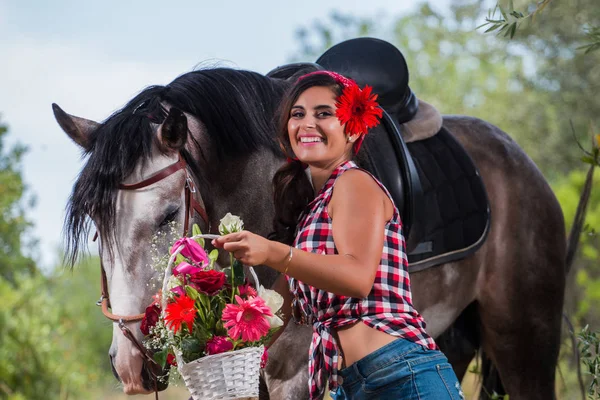 Bella ragazza e cavallo in natura — Foto Stock