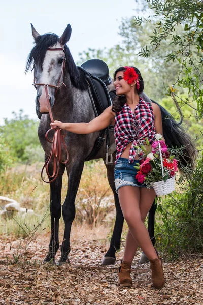 Piękna dziewczyna i koń w przyrodzie — Zdjęcie stockowe