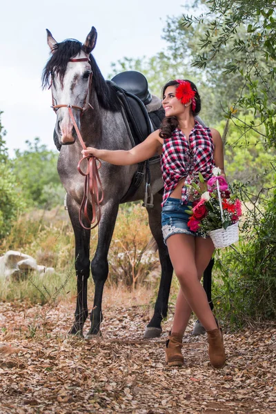 Beautiful girl and horse in nature — Stock Photo, Image