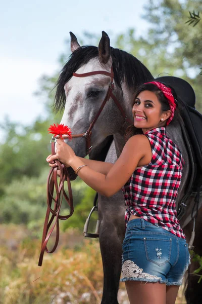 Bella ragazza e cavallo in natura — Foto Stock