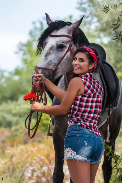 Bella ragazza e cavallo in natura — Foto Stock